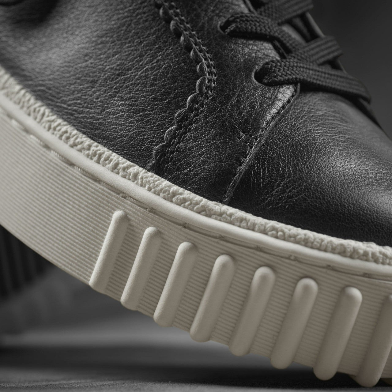 Mayhill Walk Black Leather Clarks Women