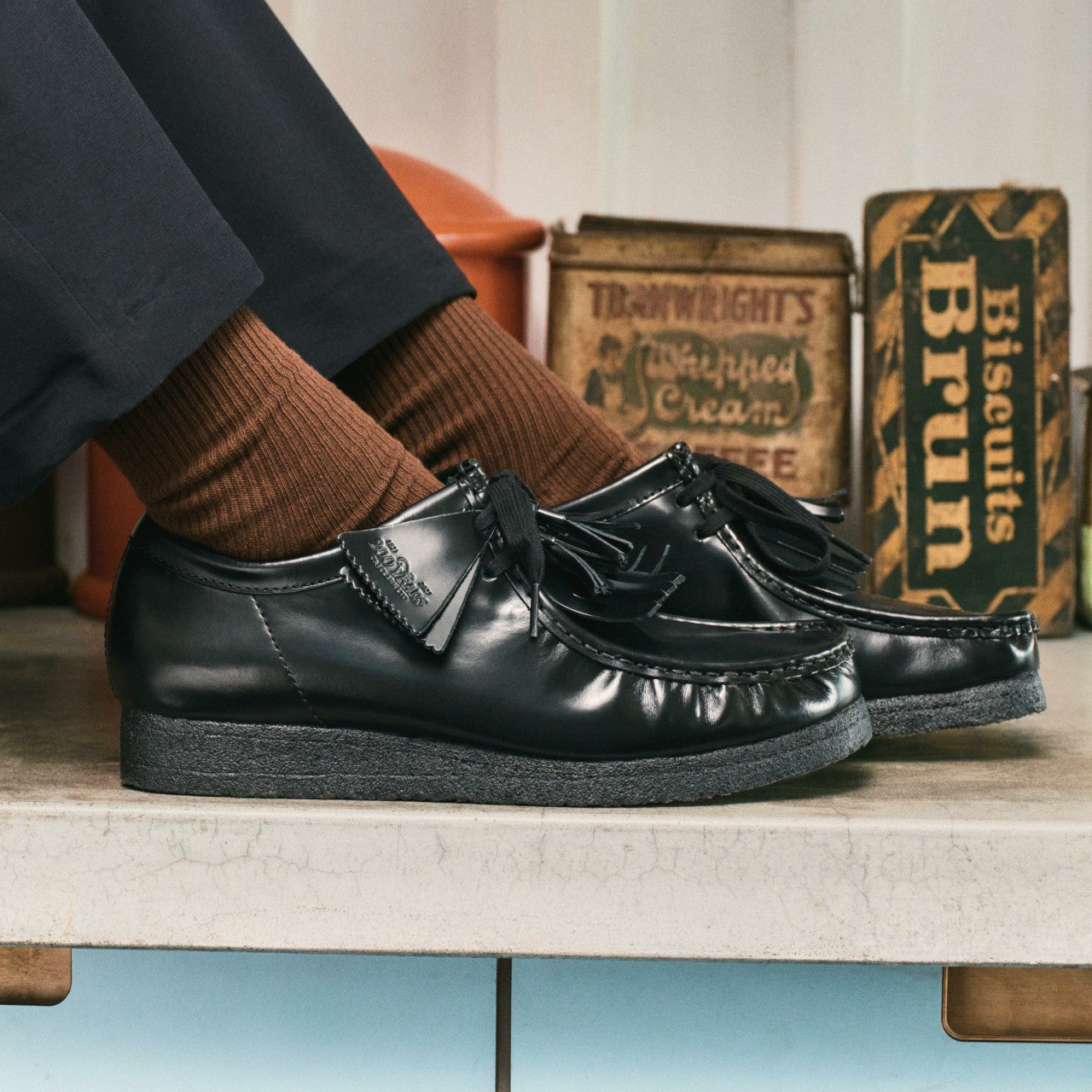 Wallabee Black Hi Shine Leather Clarks Men